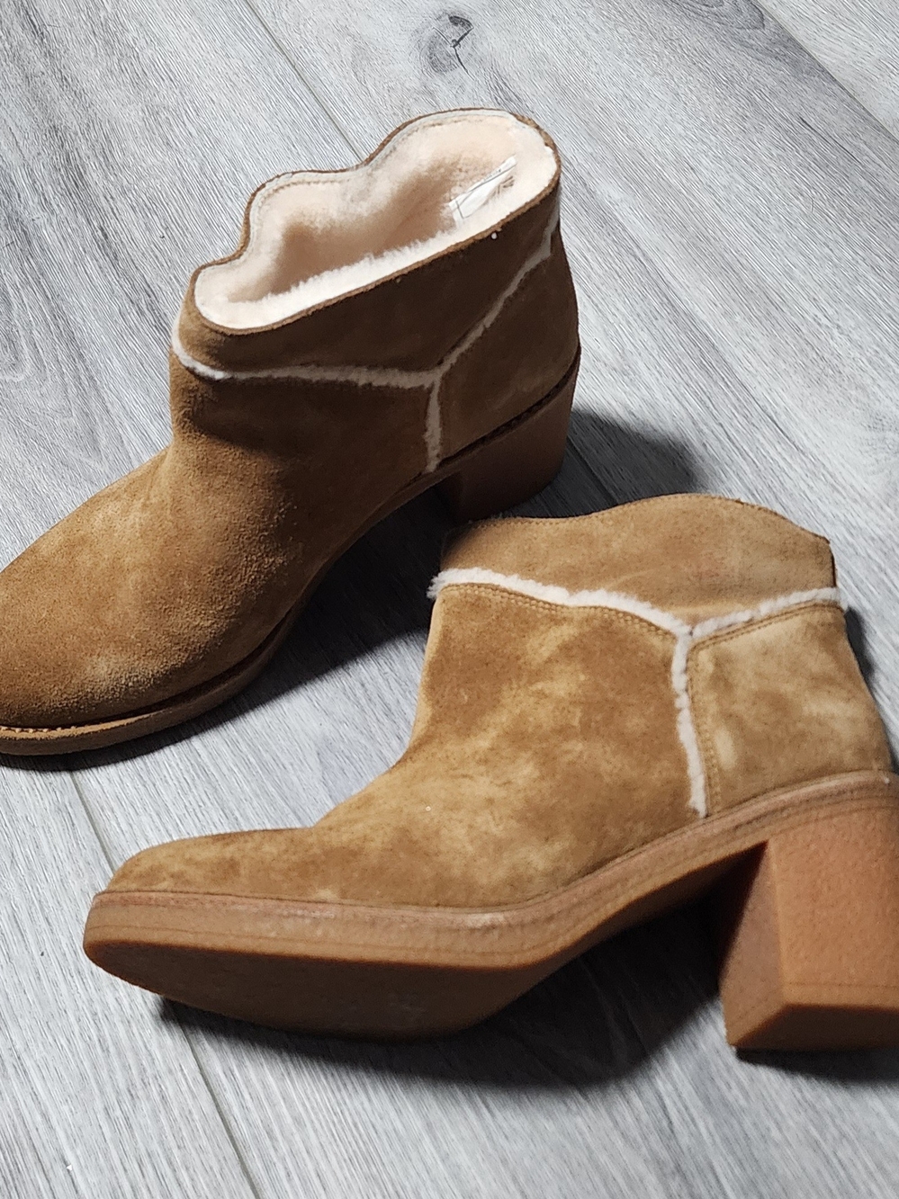 NWOB UGG Kasen Chestnut Brown Suede Ankle Boots  W/ Sheepskin Lining Womens 8.5